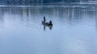 湖上轻舟二人悠然泛舟