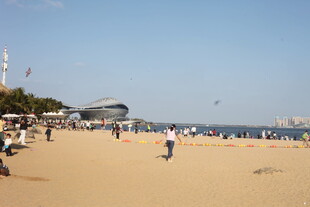 热闹沙滩 休闲人群场景