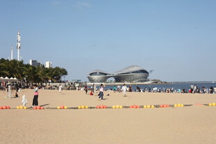 海滨沙滩上的现代建筑景观