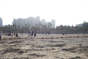 城市荒地中的人群活动场景