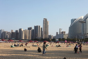 城市沙滩上的休闲人群