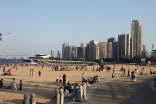 热闹海滨城市沙滩景象