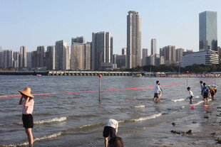 城市滨水沙滩欢乐场景