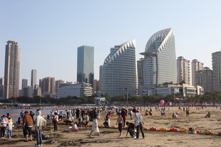 海滨城市热闹的沙滩景象