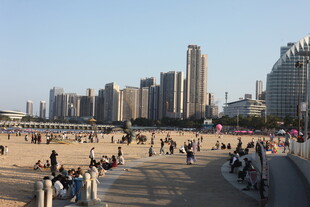 城市沙滩上的热闹人群