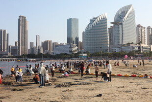 海滨城市热闹沙滩景象
