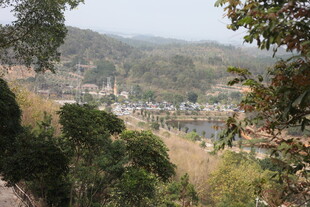 俯瞰山林间的城镇风光