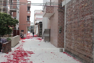 小巷中散落的红色炮纸