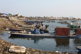 河边停泊的多艘船只