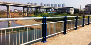 河边护栏旁的城市风景