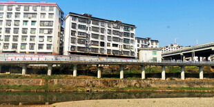 城市河畔多层建筑景观