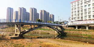 城市中的拱形小桥景观