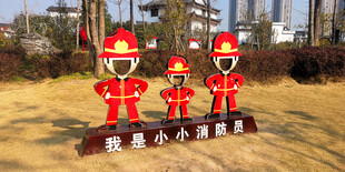 消防员雕塑展示消防风采