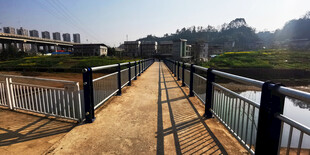 河畔木桥风景