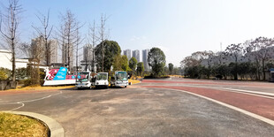 户外宽阔道路旁停放车辆