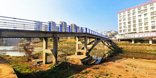 在建桥梁与周边建筑景观