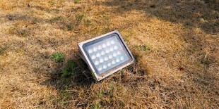 户外草地中的方形灯具