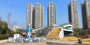 城市中多彩喷泉与高楼景观