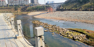 河边护栏与河岸景观