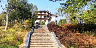 山林间的古朴阶梯建筑