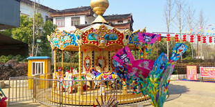 彩色旋转木马游乐设施