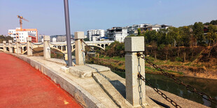 河边红色步道与周边景致