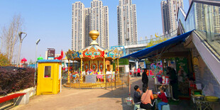 城市中的户外游乐休闲场景