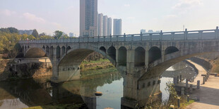 城市古桥横跨河流景观
