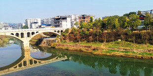 河畔桥梁风景如画