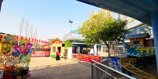 热闹的游乐园户外场景