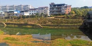 乡村河畔景色
