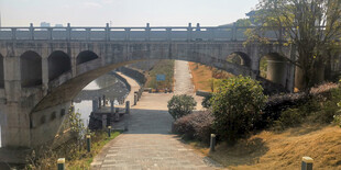 桥下横穿公路幽静步道