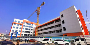 施工现场的建筑与起重机