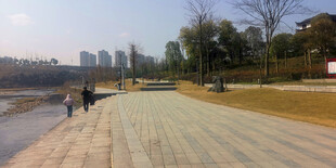 河畔漫步道 悠闲城市风光