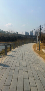 城市河畔的砖石步道