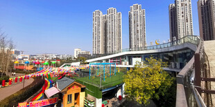 城市中的多彩游乐场景观