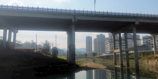 城市桥梁下的河畔风景