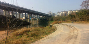 户外蜿蜒道路旁的建筑景观