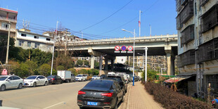 城市街道与高架桥景观