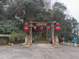 中式门楼挂红灯笼迎佳节