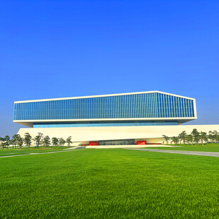 现代建筑前的大片绿地