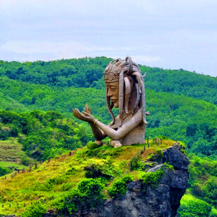 悬崖边的恐龙骨架景观