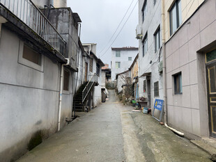 狭窄老旧的居民小巷