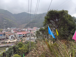 山间村落飘扬多彩旗帜