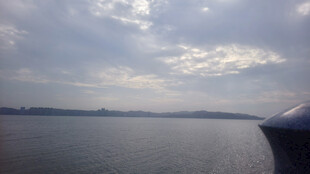 湖面风光与远处天际线