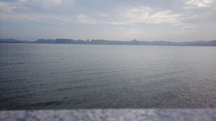 宁静湖面与远处天际线