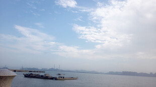 江边蓝天与船只美景