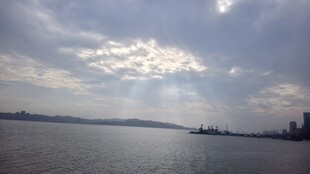 湖畔天空阳光穿透云层