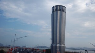 高耸入云的现代化摩天大楼