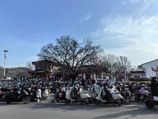 热闹集会现场的众多摩托